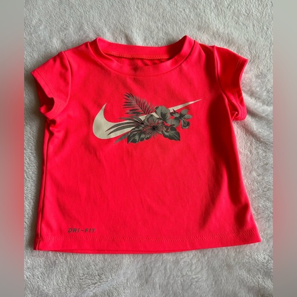 Nike tshirt - Picture 1 of 3